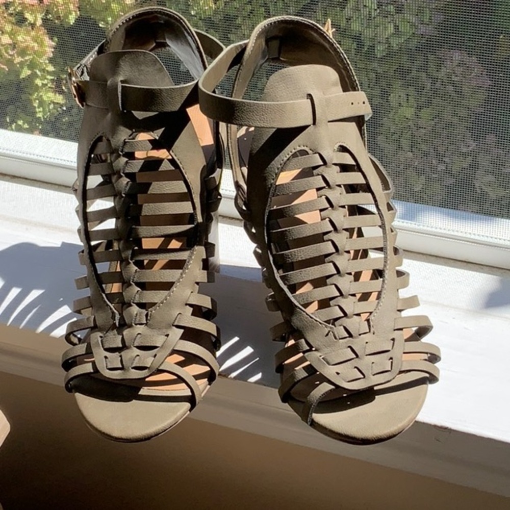 D Sandals Suede Leather Strappy Olive Green Shoes 5-1/2  NWOT